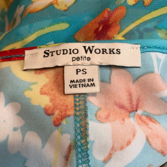 Studio Works Floral Print Top. Small Petite. NWT - Picture 7 of 7